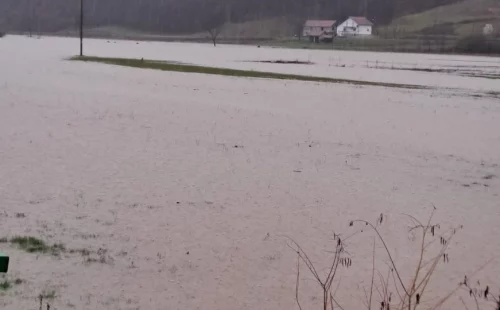 Alarmantno! Rijeka Una prešla kotu redovne odbrane od poplava! 