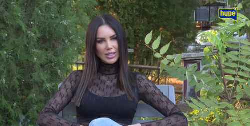 STARLETA GA NE ISPUŠTA IZ RUKU!