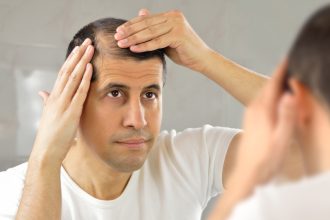 Nezdrava navika koja uzrokuje opadanje kose može također kosu prerano učiniti sijedom!