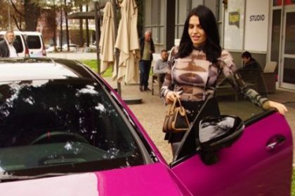 STARLETA OPROSTILA DEČKU BATINE I DUG OD 20.000 EURA!