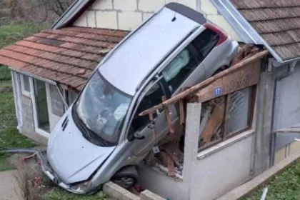 Sjedio na kauču, a komšija autom "sletio" na kaficu!