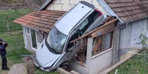 Sjedio na kauču, a komšija autom "sletio" na kaficu!