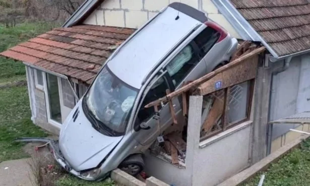 Sjedio na kauču, a komšija autom "sletio" na kaficu!