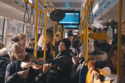 Performans u trolejbusu oduševio putnike! 