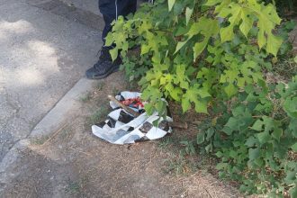 Ostavila bebu u kesi pored kontejnera!