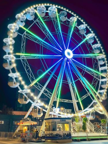 Panoramski točak se zaglavio dok su ljudi bili na vrhu!