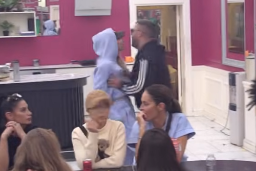 Bacio je na POD, ona KRENULA DA GA DAVI I UDARA!