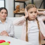 Psiholog Sunita Sah ima važnu poruku za roditelje: . U želji da odgoje samopouzdane i asertivne odrasle osobe, roditelji ne bi trebali insistirati na potpunoj poslušnosti, istakla je Sah nedavno u podcastu Good Inside. Ona smatra da pretjerano poticanje poslušnosti može spriječiti djecu da se kasnije u životu zauzmu za sebe, piše CNBC. "Ponekad je loše biti tako dobar i postoje situacije u kojima želite da ljudi progovore", izjavila je Sah, profesorica menadžmenta i organizacije na Univerzitetu Cornell te autorica knjige Defy: The Power of No in a World that Demands Yes, prenosi Index.hr. Prema njenim riječima, roditelji često treniraju djecu da budu poslušna jer im to olakšava svakodnevicu. Međutim, ako ih istovremeno ne nauče kako praktikovati prkos u opravdanim situacijama, djeca će se kao odrasli osjećati neprijatno kada se trebaju zauzeti za sebe. S time se slaže i trenerica svjesnog roditeljstva Reem Raouda, koja je za CNBC Make It izjavila kako djeca koja ne nauče izraziti svoje mišljenje teže razvijaju samopoštovanje. "Dostojanstvo djeteta - njihove misli, njihova uvjerenja, kako se osjećaju - jednostavno je monumentalno u poređenju s njihovom poslušnošću", rekla je Raouda. "Želimo da budu samopouzdani. Želimo da progovore." Šta je zdravi prkos? Djeca koja se prkose na prikladan način mogu se suprotstaviti odraslima koji griješe ili reagovati kada druga djeca zlostavljaju vršnjake, objašnjava Sah. Ona se mogu s poštovanjem zauzeti za sebe ako vjeruju da su u pravu, čak i ako im neko drugi - uključujući roditelje - tvrdi suprotno. "Ako nismo naučili kako biti prkosni, na kraju puno govorimo 'da'", ističe Sah. "Na kraju ili ćutimo ili smo poslušni i dovodimo se u situacije u kojima radije ne bismo bili."