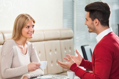 Tri načina da pristojno prekinete razgovor