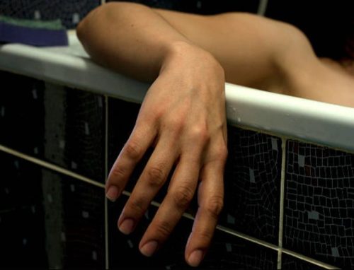 Djevojka (23) preminula u kadi Facebook