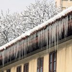 Oprez! Na ulicama Sarajeva nesigurno, ledenice vise s krovova i oluka!