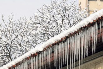 Oprez! Na ulicama Sarajeva nesigurno, ledenice vise s krovova i oluka!