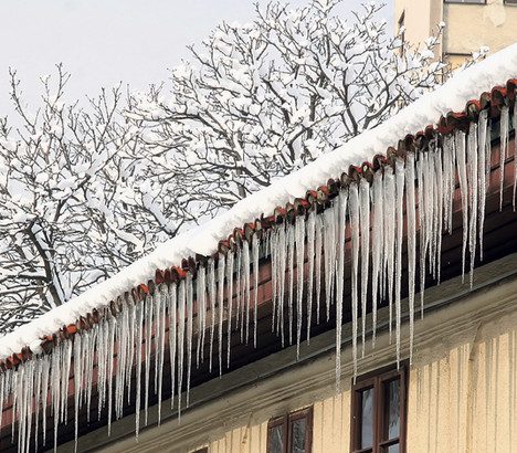 Oprez! Na ulicama Sarajeva nesigurno, ledenice vise s krovova i oluka!