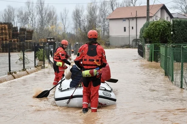 Pripadnici Civilne zaštite na terenu