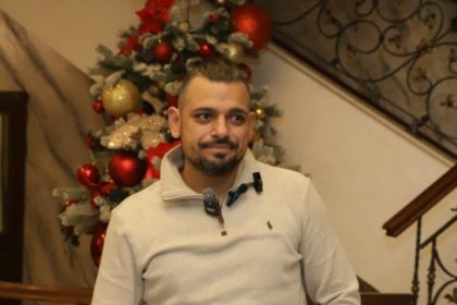 Bora Santana sinoć je šokirao javnost u rijalitiju tvrdnjom da ima sina, ali još uvijek nije poznato da li je bio ozbiljan ili se šalio. Tokom večeri došlo je do nove žestoke rasprave između Bore Santane i Hane Duvnjak, u kojoj su pale teške riječi, ali i neočekivana priznanja. Santana je sve prisutne zatekao izjavom da ima dijete koje živi u Salcburgu i da mu je 17 godina, što je izazvalo muk u studiju i šok kod učesnika. – Ja se sa tobom ne slažem, jer si odvratne riječi izgovorio svakoj ženi u ovoj kući uključujući i mene – rekla je Hana. – Prvo sam bio prema svima dobar – naveo je Bora. – Moje dijete da se upliće u to, ja zaslužila nisam. Tišina molim te, kad dobiješ kćerku znaćeš – rekla mu je ona. U tom trenutku, Bora je iznio tvrdnje koje su dodatno podigle tenziju i šokirale gledaoce. – Ja imam sina već 17 godina. Neću više djece. Jedno dijete. To mi je bila djevojka. Sin mi živi u Salcburgu, nisam ga vidio 14 godina – otkrio je Santana.