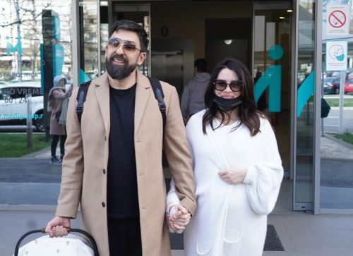 MINA NAUMOVIĆ SA BEBOM LOLOM IZAŠLA IZ PORODILIŠTA! 