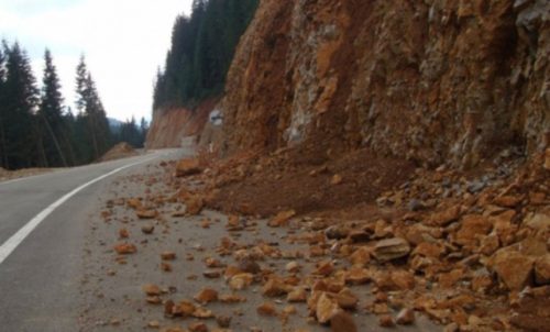 BIHAMK: Usljed nevremena, mogući odroni, oborena stabla i izlijevi vode na kolovozu!