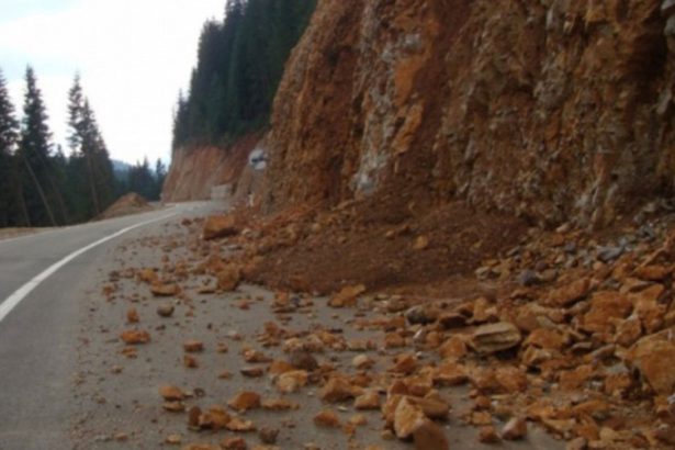 BIHAMK: Usljed nevremena, mogući odroni, oborena stabla i izlijevi vode na kolovozu!