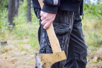 Sarajlije u strahu! Komšija sjekirom plaši ljude po Velešićima?