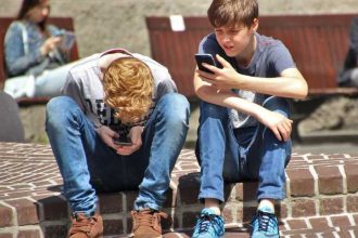 Francuska je prva država u Europi koja planira zabraniti društvene mreže djeci ispod 15 godina!