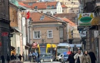 Saobraćajna nesreća na tramvajskim šinama, povrijeđene dvije osobe!