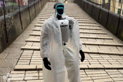 Robot Roby prošetao Starim mostom: Pitali ga hoće li skočiti!