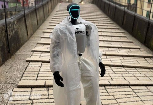 Robot Roby prošetao Starim mostom: Pitali ga hoće li skočiti!