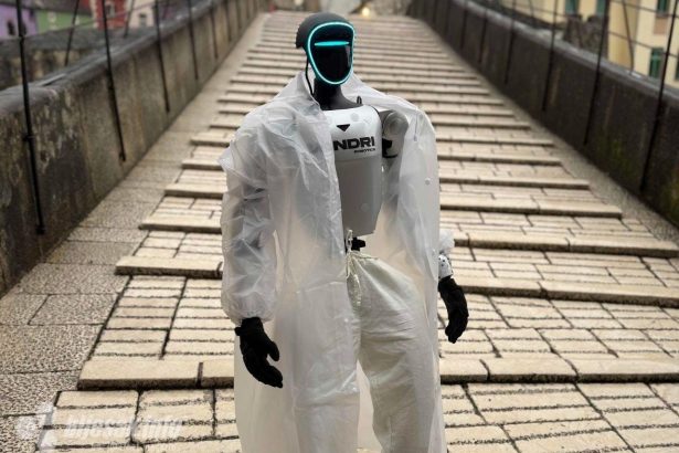 Robot Roby prošetao Starim mostom: Pitali ga hoće li skočiti!