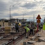 Radovi na izgradnji tramvajske pruge od Ilidže do Hrasnice ulaze u završnu fazu, a okončanje radova na posljednjoj raskrsnici na trasi, kod Doma zdravlja na Ilidži, očekuje se krajem naredne sedmice. Kako je naveo ministar u ostavci Adnan Šteta, trenutno se izvode radovi na postavljanju drugog sloja betonske ploče, ugradnji šina te završni građevinski zahvati na ovoj dionici. Paralelno s tim, u blizini raskrsnice intenzivno se radi i na tramvajskoj okretnici. Na okretnici je u toku demontaža postojećeg kolosijeka i kontaktne mreže, kao i iskop budućeg servisnog kanala. Istovremeno se grade i dva nova tramvajska stajališta. "Hvala svima na razumijevanju i strpljenju, kao i na podršci za realizaciju ovog historijskog projekta", poručio je Šteta, uz fotografije sa terena koje pokazuju radnike i mehanizaciju u punom pogonu. Radovi na produženju tramvajske pruge do Hrasnice jedan su od najznačajnijih infrastrukturnih projekata u Kantonu Sarajevo, a građani s nestrpljenjem očekuju njegovo završavanje i puštanje pruge u funkciju.