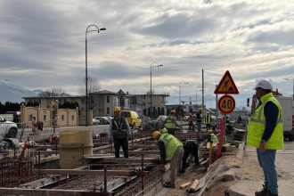 Radovi na izgradnji tramvajske pruge od Ilidže do Hrasnice ulaze u završnu fazu, a okončanje radova na posljednjoj raskrsnici na trasi, kod Doma zdravlja na Ilidži, očekuje se krajem naredne sedmice. Kako je naveo ministar u ostavci Adnan Šteta, trenutno se izvode radovi na postavljanju drugog sloja betonske ploče, ugradnji šina te završni građevinski zahvati na ovoj dionici. Paralelno s tim, u blizini raskrsnice intenzivno se radi i na tramvajskoj okretnici. Na okretnici je u toku demontaža postojećeg kolosijeka i kontaktne mreže, kao i iskop budućeg servisnog kanala. Istovremeno se grade i dva nova tramvajska stajališta. "Hvala svima na razumijevanju i strpljenju, kao i na podršci za realizaciju ovog historijskog projekta", poručio je Šteta, uz fotografije sa terena koje pokazuju radnike i mehanizaciju u punom pogonu. Radovi na produženju tramvajske pruge do Hrasnice jedan su od najznačajnijih infrastrukturnih projekata u Kantonu Sarajevo, a građani s nestrpljenjem očekuju njegovo završavanje i puštanje pruge u funkciju.