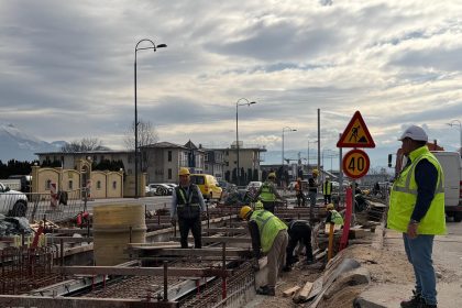 Radovi na izgradnji tramvajske pruge od Ilidže do Hrasnice ulaze u završnu fazu, a okončanje radova na posljednjoj raskrsnici na trasi, kod Doma zdravlja na Ilidži, očekuje se krajem naredne sedmice. Kako je naveo ministar u ostavci Adnan Šteta, trenutno se izvode radovi na postavljanju drugog sloja betonske ploče, ugradnji šina te završni građevinski zahvati na ovoj dionici. Paralelno s tim, u blizini raskrsnice intenzivno se radi i na tramvajskoj okretnici. Na okretnici je u toku demontaža postojećeg kolosijeka i kontaktne mreže, kao i iskop budućeg servisnog kanala. Istovremeno se grade i dva nova tramvajska stajališta. "Hvala svima na razumijevanju i strpljenju, kao i na podršci za realizaciju ovog historijskog projekta", poručio je Šteta, uz fotografije sa terena koje pokazuju radnike i mehanizaciju u punom pogonu. Radovi na produženju tramvajske pruge do Hrasnice jedan su od najznačajnijih infrastrukturnih projekata u Kantonu Sarajevo, a građani s nestrpljenjem očekuju njegovo završavanje i puštanje pruge u funkciju.