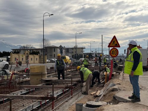 Radovi na izgradnji tramvajske pruge od Ilidže do Hrasnice ulaze u završnu fazu, a okončanje radova na posljednjoj raskrsnici na trasi, kod Doma zdravlja na Ilidži, očekuje se krajem naredne sedmice.Kako je naveo ministar u ostavci Adnan Šteta, trenutno se izvode radovi na postavljanju drugog sloja betonske ploče, ugradnji šina te završni građevinski zahvati na ovoj dionici. Paralelno s tim, u blizini raskrsnice intenzivno se radi i na tramvajskoj okretnici. Na okretnici je u toku demontaža postojećeg kolosijeka i kontaktne mreže, kao i iskop budućeg servisnog kanala. Istovremeno se grade i dva nova tramvajska stajališta. "Hvala svima na razumijevanju i strpljenju, kao i na podršci za realizaciju ovog historijskog projekta", poručio je Šteta, uz fotografije sa terena koje pokazuju radnike i mehanizaciju u punom pogonu. Radovi na produženju tramvajske pruge do Hrasnice jedan su od najznačajnijih infrastrukturnih projekata u Kantonu Sarajevo, a građani s nestrpljenjem očekuju njegovo završavanje i puštanje pruge u funkciju.