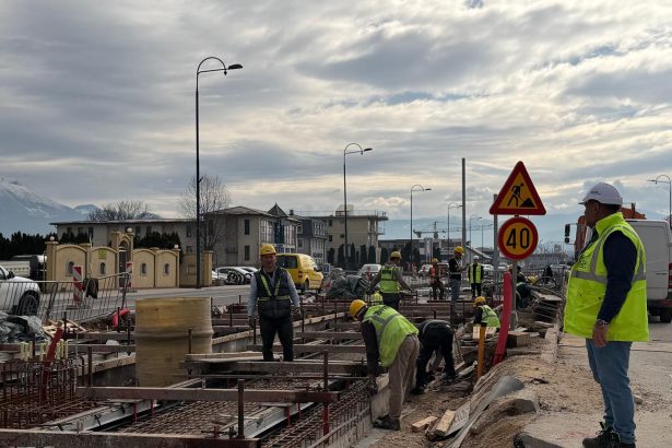 Radovi na izgradnji tramvajske pruge od Ilidže do Hrasnice ulaze u završnu fazu, a okončanje radova na posljednjoj raskrsnici na trasi, kod Doma zdravlja na Ilidži, očekuje se krajem naredne sedmice. Kako je naveo ministar u ostavci Adnan Šteta, trenutno se izvode radovi na postavljanju drugog sloja betonske ploče, ugradnji šina te završni građevinski zahvati na ovoj dionici. Paralelno s tim, u blizini raskrsnice intenzivno se radi i na tramvajskoj okretnici. Na okretnici je u toku demontaža postojećeg kolosijeka i kontaktne mreže, kao i iskop budućeg servisnog kanala. Istovremeno se grade i dva nova tramvajska stajališta. "Hvala svima na razumijevanju i strpljenju, kao i na podršci za realizaciju ovog historijskog projekta", poručio je Šteta, uz fotografije sa terena koje pokazuju radnike i mehanizaciju u punom pogonu. Radovi na produženju tramvajske pruge do Hrasnice jedan su od najznačajnijih infrastrukturnih projekata u Kantonu Sarajevo, a građani s nestrpljenjem očekuju njegovo završavanje i puštanje pruge u funkciju.