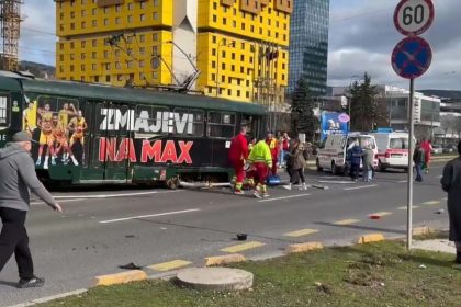 Tramvaj iskočio iz šina u centru Sarajeva, hitna pomoć na terenu!