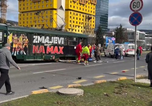 Tramvaj iskočio iz šina u centru Sarajeva, hitna pomoć na terenu! 