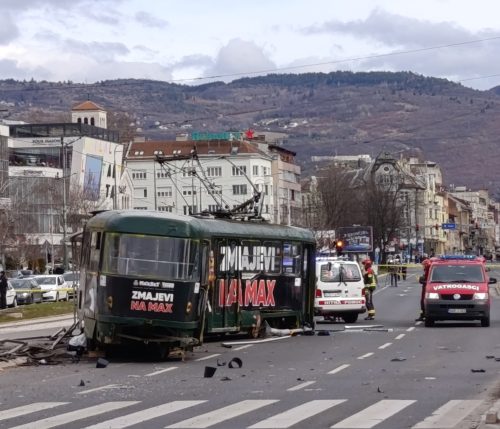 Djevojci koju je udario tramvaj amputirana noga! Operacija u toku!