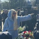 Jelena Karleuša u plavom i sa kapuljačom na godišnjici smrti Saše Popovića