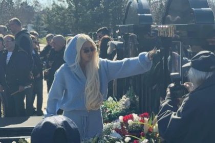 Jelena Karleuša u plavom i sa kapuljačom na godišnjici smrti Saše Popovića