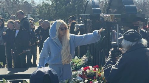 Jelena Karleuša u plavom i sa kapuljačom na godišnjici smrti Saše Popovića