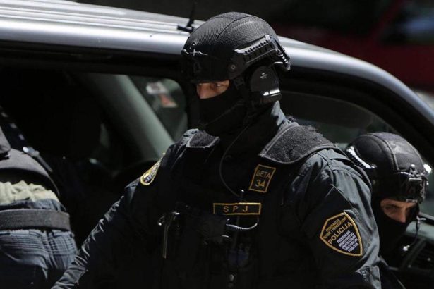 Tuzlak pripadnicima FUP-a prijetio automatskom puškom!