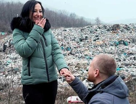 Zaprosio djevojku na deponiji!