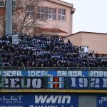 FK Željezničar se oglasio saopštenjem nakon dešavanja na današnjoj utakmici u Širokom Brijegu. Prenosimo ga u cjelosti: - U trenutku kada evropski fudbal insistira na najvišim standardima sigurnosti, jednakog tretmana i nulte tolerancije na diskriminaciju, današnja dešavanja u Širokom Brijegu predstavljaju ozbiljan korak unazad i direktno narušavanje osnovnih principa na kojima počiva integritet sporta. Fudbalski klub Željezničar izražava duboku zabrinutost i najoštrije osuđuje današnja dešavanja na utakmici u Širokom Brijegu, koja predstavljaju ozbiljno kršenje osnovnih standarda sigurnosti, proporcionalnosti i postupanja prema navijačima u organizovanom sportu. Postupci službenih lica i lokalnih sigurnosnih struktura, uključujući prekid susreta i prisilno udaljavanje naših navijača bez jasnog pravnog osnova, kao i evidentna i nesrazmjerna upotreba sile, neprihvatljivi su i zahtijevaju hitno institucionalno preispitivanje. FK Željezničar posebno ukazuje na kontinuiranu i sistemsku nedosljednost u primjeni standarda. Dok se na stadionima širom Bosne i Hercegovine redovno toleriraju ekstremni nacionalistički ispadi, veličanje ratnih zločinaca i otvoreni pozivi na nasilje, bez adekvatne reakcije nadležnih, danas smo svjedočili drastičnoj i selektivnoj intervenciji protiv naših navijača zbog sadržaja koji ne predstavlja nikakav oblik govora mržnje niti kršenje propisa. Transparent koji je bio povod za ovakvu reakciju predstavlja historijski i društveni kontekst vezan za reintegraciju dijela Sarajeva, uključujući prostor Stadiona Grbavica, i kao takav ne može biti kvalifikovan kao provokacija ili sigurnosna prijetnja. Svako drugačije tumačenje predstavlja opasan presedan i direktno zadire u pravo na dostojanstveno i legitimno izražavanje kolektivnog sjećanja. Podsjećamo da su FK Željezničar, Stadion Grbavica i naši navijači bili među direktnim žrtvama agresije na Bosnu i Hercegovinu. Upravo iz tog razloga, svako ograničavanje prava na obilježavanje historijskih činjenica koje se odnose na naš Klub i naš grad smatramo neprihvatljivim. Dodatno zabrinjava činjenica da se ovakvi incidenti dešavaju u kontinuitetu, uključujući nedavni slučaj u Doboju, koji je prošao bez adekvatne reakcije nadležnih organa. Ovakav obrazac postupanja ozbiljno narušava povjerenje u sistem i integritet takmičenja. FK Željezničar očekuje hitnu, nezavisnu i transparentnu istragu, uz jasno utvrđivanje individualne i institucionalne odgovornosti. Od Nogometnog/Fudbalskog saveza Bosne i Hercegovine zahtijevamo nedvosmislenu i odlučnu reakciju, u skladu sa standardima koje nalažu UEFA i međunarodna sportska regulativa. Naglašavamo da će Klub, u cilju zaštite svojih navijača, integriteta i reputacije, razmotriti sve dostupne pravne i institucionalne mehanizme, uključujući i obraćanje relevantnim međunarodnim tijelima. FK Željezničar ostaje čvrsto opredijeljen za zaštitu svojih vrijednosti i neće prihvatiti selektivnu primjenu pravila niti bilo kakav oblik institucionalne nepravde. Na kraju, zahvaljujemo NK Široki Brijeg na korektnom gostoprimstvu.