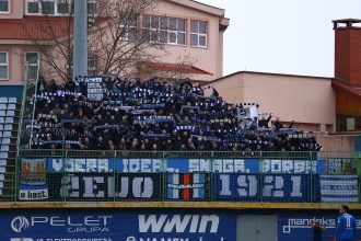 FK Željezničar se oglasio saopštenjem nakon dešavanja na današnjoj utakmici u Širokom Brijegu. Prenosimo ga u cjelosti: - U trenutku kada evropski fudbal insistira na najvišim standardima sigurnosti, jednakog tretmana i nulte tolerancije na diskriminaciju, današnja dešavanja u Širokom Brijegu predstavljaju ozbiljan korak unazad i direktno narušavanje osnovnih principa na kojima počiva integritet sporta. Fudbalski klub Željezničar izražava duboku zabrinutost i najoštrije osuđuje današnja dešavanja na utakmici u Širokom Brijegu, koja predstavljaju ozbiljno kršenje osnovnih standarda sigurnosti, proporcionalnosti i postupanja prema navijačima u organizovanom sportu. Postupci službenih lica i lokalnih sigurnosnih struktura, uključujući prekid susreta i prisilno udaljavanje naših navijača bez jasnog pravnog osnova, kao i evidentna i nesrazmjerna upotreba sile, neprihvatljivi su i zahtijevaju hitno institucionalno preispitivanje. FK Željezničar posebno ukazuje na kontinuiranu i sistemsku nedosljednost u primjeni standarda. Dok se na stadionima širom Bosne i Hercegovine redovno toleriraju ekstremni nacionalistički ispadi, veličanje ratnih zločinaca i otvoreni pozivi na nasilje, bez adekvatne reakcije nadležnih, danas smo svjedočili drastičnoj i selektivnoj intervenciji protiv naših navijača zbog sadržaja koji ne predstavlja nikakav oblik govora mržnje niti kršenje propisa. Transparent koji je bio povod za ovakvu reakciju predstavlja historijski i društveni kontekst vezan za reintegraciju dijela Sarajeva, uključujući prostor Stadiona Grbavica, i kao takav ne može biti kvalifikovan kao provokacija ili sigurnosna prijetnja. Svako drugačije tumačenje predstavlja opasan presedan i direktno zadire u pravo na dostojanstveno i legitimno izražavanje kolektivnog sjećanja. Podsjećamo da su FK Željezničar, Stadion Grbavica i naši navijači bili među direktnim žrtvama agresije na Bosnu i Hercegovinu. Upravo iz tog razloga, svako ograničavanje prava na obilježavanje historijskih činjenica koje se odnose na naš Klub i naš grad smatramo neprihvatljivim. Dodatno zabrinjava činjenica da se ovakvi incidenti dešavaju u kontinuitetu, uključujući nedavni slučaj u Doboju, koji je prošao bez adekvatne reakcije nadležnih organa. Ovakav obrazac postupanja ozbiljno narušava povjerenje u sistem i integritet takmičenja. FK Željezničar očekuje hitnu, nezavisnu i transparentnu istragu, uz jasno utvrđivanje individualne i institucionalne odgovornosti. Od Nogometnog/Fudbalskog saveza Bosne i Hercegovine zahtijevamo nedvosmislenu i odlučnu reakciju, u skladu sa standardima koje nalažu UEFA i međunarodna sportska regulativa. Naglašavamo da će Klub, u cilju zaštite svojih navijača, integriteta i reputacije, razmotriti sve dostupne pravne i institucionalne mehanizme, uključujući i obraćanje relevantnim međunarodnim tijelima. FK Željezničar ostaje čvrsto opredijeljen za zaštitu svojih vrijednosti i neće prihvatiti selektivnu primjenu pravila niti bilo kakav oblik institucionalne nepravde. Na kraju, zahvaljujemo NK Široki Brijeg na korektnom gostoprimstvu.