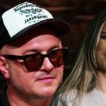 Jovana Pajić i Aleksandar Cvetković, poznatiji kao Sale Tropiko, i zvanično su se razveli. Iako su Jovana i Sale nekada važili za jedan od najskladnijih parova na domaćoj javnoj sceni, njih dvoje već godinama ne žive zajedno, a sada je njihov razlaz dobio i konačan, pravni epilog. Nakon pet godina razdvojenog života formalizacija razvoda bila je samo pitanje vremena. Da se proces privodi kraju, nagovijestio je nedavno i sam pjevač. – Evo neki dan smo slavili 14 godina braka. Uskoro ćemo se papirološki razvesti, ali mi smo i dalje u braku – izjavio je Sale Tropiko nedavno i šokirao javnost.