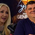 Legendarna pjevačica Vesna Zmijanac nedavno je otkrila da je u jednom trenutku ozbiljno razmišljala da se povuče sa velike koncertne scene, smatrajući da je nakon stotina solističkih nastupa gotovo sve otpjevala. Ipak, kako je priznala, upravo ju je Saša Mirković nagovorio da napravi korak više i održi spektakl u Beogradskoj Areni, iako je u početku smatrala da je to preveliki izazov. Vesna je gostovala u podkastu kod Bokija 13, inače člana žirija muzičkog takmičenja „Hype Zvezde“ na Hype televiziji. U jednom trenutku u emisiju se uživo uključio i čelnik Hype imperije, Saša Mirković, koji je pozdravio sve gledaoce iz Beograda, Makedonije i širom Balkana. Mirković je ovom prilikom objasnio kako je uspio da nagovori Vesnu Zmijanac da konačno zakaže koncert u Beogradu. – Uspio sam da je nagovorim, tako što sam joj objasnio da je ovo samo uvertira i jedno razigravanje cijele turneje koju ćemo da završimo na nekom većem prostoru, recimo na Ušću! Eto za jedno godinu i po dana da napravimo jedno veliko Ušće i spektakl koji još nije viđen – započeo je Mirković, dok je Vesna sve pomno slušala sa oduševljenjem. – Mi ne radimo fejk Arene, sa zamračenim nivoima 400, sa barskim stolovima, crnim zavjesama…. Ovo je klasična Arena gdje bude 20.000 ljudi i to je to. Nema foliranja, ono kao radim 7 Arena, pa nam se poslije neke druge ili treće slomi noga, pa se otkažu ove druge. Na pitanje Bokija 13 šta je to Saša Mirković imao, a što drugi producenti nisu imali koji su Vesni nudili organizaciju koncerta, pjevačica je u jednom dahu rekla: -M*da – što je voditelja na trenutak šokiralo, pa je najavio muzički blok.