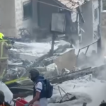 U udaru iranske balističke rakete na izraelski grad Beit Šemeš poginulo je najmanje devet osoba, a 23 je povrijeđeno, saopštila je služba hitne pomoći Magen David Adom (MDA). Većina poginulih u udaru iranske rakete bila se sklonila u javno sklonište, rekao je šef policije Jerusalimskog okruga Avešalom Peled, prenosi Tajms of Izrael. „Koliko ja znam… vjerovatno je bio direktan udar na sklonište i većina, ako ne i svi poginuli, bili su tamo“, kazao je Peled. Od povrijeđenih u raketnom udaru u Beit Šemešu, koji se nalazi oko 30 kilometara zapadno od Jerusalima, dvoje je u teškom stanju. Raketa je pogodila stambeno naselje u gradu, uništila sinagogu i nanijela je veliku štetu javnom skloništu i okolnim kućama. Gradonačelnik Beit Šemeša, Šmuel Grinberg izjavio je da se još traga za 20 stanovnika tog grada, koji nisu dostupni. On je naglasio da „to ne znači nužno da im se nešto dogodilo“. „Vrlo je moguće da ih ne pronalazimo, ali činimo sve što možemo„, rekao je on novinarima na mjestu raketnog napada. Služba hitne pomoći je saopštila da su 23 povrijeđene osobe prevezene u bolnice, kao i da je među teško povrijeđenima i desetogodišnja djevojčica. Izraelska vojska je saopštila da je na lice mjesta poslala snage za pretragu i spasavanje, kao i medicinske radnike. Zajedno sa helikopterom koji pomaže u evakuaciji povrijeđenih.