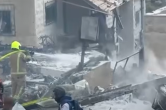 U udaru iranske balističke rakete na izraelski grad Beit Šemeš poginulo je najmanje devet osoba, a 23 je povrijeđeno, saopštila je služba hitne pomoći Magen David Adom (MDA). Većina poginulih u udaru iranske rakete bila se sklonila u javno sklonište, rekao je šef policije Jerusalimskog okruga Avešalom Peled, prenosi Tajms of Izrael. „Koliko ja znam… vjerovatno je bio direktan udar na sklonište i većina, ako ne i svi poginuli, bili su tamo“, kazao je Peled. Od povrijeđenih u raketnom udaru u Beit Šemešu, koji se nalazi oko 30 kilometara zapadno od Jerusalima, dvoje je u teškom stanju. Raketa je pogodila stambeno naselje u gradu, uništila sinagogu i nanijela je veliku štetu javnom skloništu i okolnim kućama. Gradonačelnik Beit Šemeša, Šmuel Grinberg izjavio je da se još traga za 20 stanovnika tog grada, koji nisu dostupni. On je naglasio da „to ne znači nužno da im se nešto dogodilo“. „Vrlo je moguće da ih ne pronalazimo, ali činimo sve što možemo„, rekao je on novinarima na mjestu raketnog napada. Služba hitne pomoći je saopštila da su 23 povrijeđene osobe prevezene u bolnice, kao i da je među teško povrijeđenima i desetogodišnja djevojčica. Izraelska vojska je saopštila da je na lice mjesta poslala snage za pretragu i spasavanje, kao i medicinske radnike. Zajedno sa helikopterom koji pomaže u evakuaciji povrijeđenih.