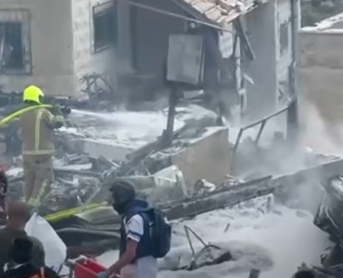 U udaru iranske balističke rakete na izraelski grad Beit Šemeš poginulo je najmanje devet osoba, a 23 je povrijeđeno, saopštila je služba hitne pomoći Magen David Adom (MDA).  Većina poginulih u udaru iranske rakete bila se sklonila u javno sklonište, rekao je šef policije Jerusalimskog okruga Avešalom Peled, prenosi Tajms of Izrael.  „Koliko ja znam… vjerovatno je bio direktan udar na sklonište i većina, ako ne i svi poginuli, bili su tamo“, kazao je Peled.  Od povrijeđenih u raketnom udaru u Beit Šemešu, koji se nalazi oko 30 kilometara zapadno od Jerusalima, dvoje je u teškom stanju. Raketa je pogodila stambeno naselje u gradu, uništila sinagogu i nanijela je veliku štetu javnom skloništu i okolnim kućama.  Gradonačelnik Beit Šemeša, Šmuel Grinberg izjavio je da se još traga za 20 stanovnika tog grada, koji nisu dostupni.  On je naglasio da „to ne znači nužno da im se nešto dogodilo“.  „Vrlo je moguće da ih ne pronalazimo, ali činimo sve što možemo„, rekao je on novinarima na mjestu raketnog napada. Služba hitne pomoći je saopštila da su 23 povrijeđene osobe prevezene u bolnice, kao i da je među teško povrijeđenima i desetogodišnja djevojčica.  Izraelska vojska je saopštila da je na lice mjesta poslala snage za pretragu i spasavanje, kao i medicinske radnike. Zajedno sa helikopterom koji pomaže u evakuaciji povrijeđenih.