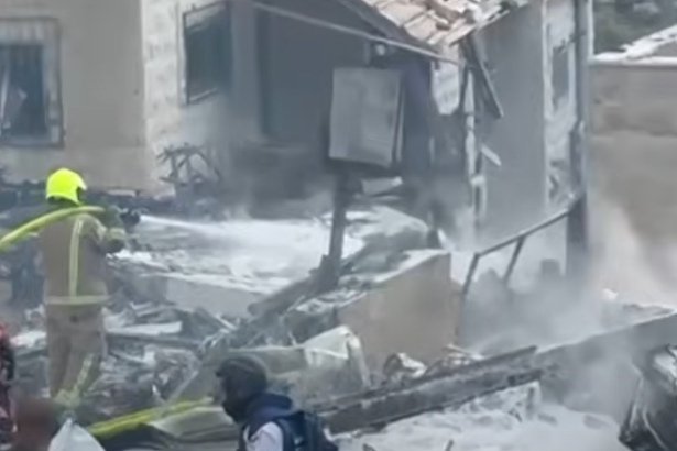 U udaru iranske balističke rakete na izraelski grad Beit Šemeš poginulo je najmanje devet osoba, a 23 je povrijeđeno, saopštila je služba hitne pomoći Magen David Adom (MDA). Većina poginulih u udaru iranske rakete bila se sklonila u javno sklonište, rekao je šef policije Jerusalimskog okruga Avešalom Peled, prenosi Tajms of Izrael. „Koliko ja znam… vjerovatno je bio direktan udar na sklonište i većina, ako ne i svi poginuli, bili su tamo“, kazao je Peled. Od povrijeđenih u raketnom udaru u Beit Šemešu, koji se nalazi oko 30 kilometara zapadno od Jerusalima, dvoje je u teškom stanju. Raketa je pogodila stambeno naselje u gradu, uništila sinagogu i nanijela je veliku štetu javnom skloništu i okolnim kućama. Gradonačelnik Beit Šemeša, Šmuel Grinberg izjavio je da se još traga za 20 stanovnika tog grada, koji nisu dostupni. On je naglasio da „to ne znači nužno da im se nešto dogodilo“. „Vrlo je moguće da ih ne pronalazimo, ali činimo sve što možemo„, rekao je on novinarima na mjestu raketnog napada. Služba hitne pomoći je saopštila da su 23 povrijeđene osobe prevezene u bolnice, kao i da je među teško povrijeđenima i desetogodišnja djevojčica. Izraelska vojska je saopštila da je na lice mjesta poslala snage za pretragu i spasavanje, kao i medicinske radnike. Zajedno sa helikopterom koji pomaže u evakuaciji povrijeđenih.