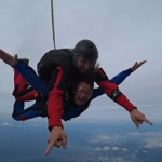 Tanja Fajon objavila snimak skoka padobranom!